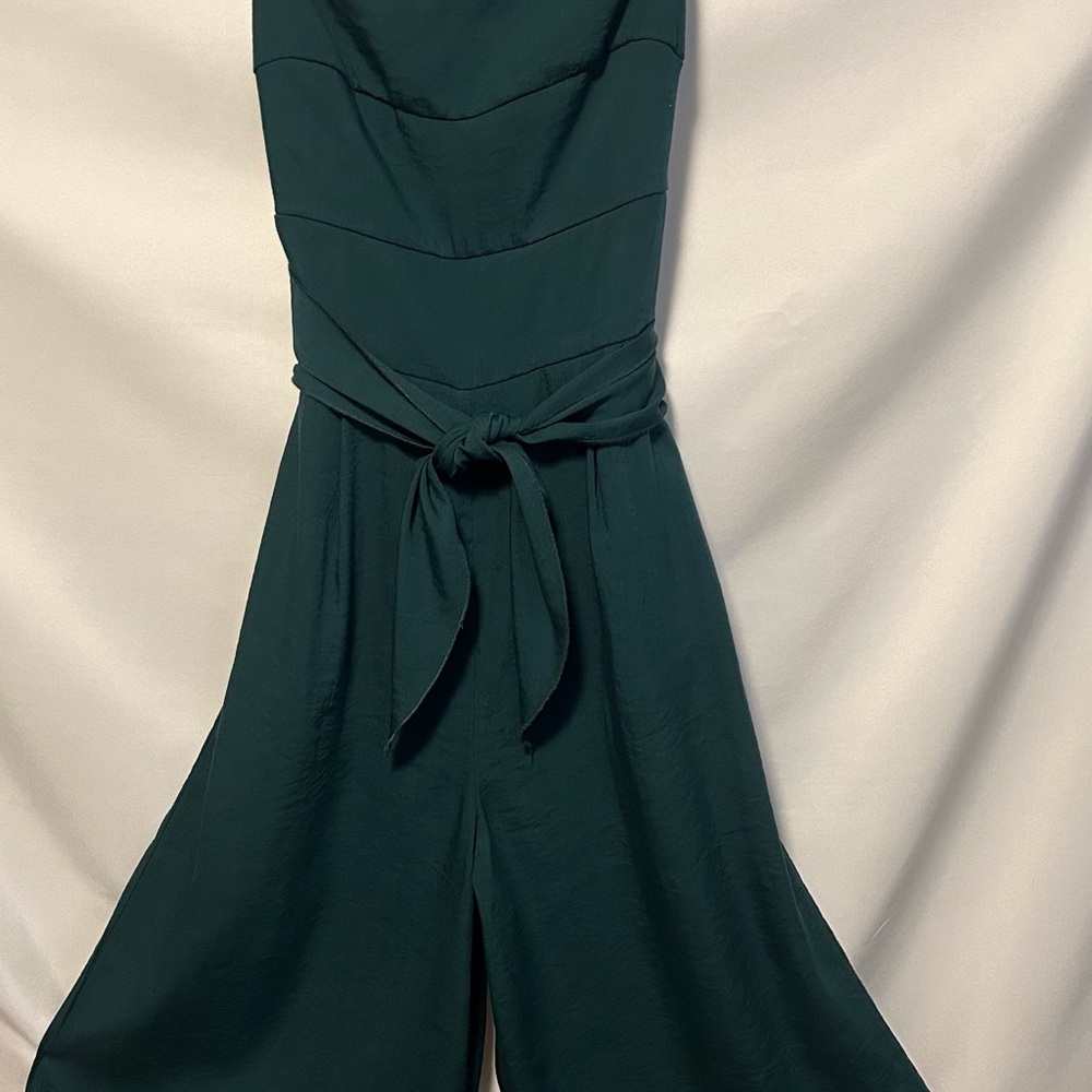 Tee strap green capris. Wrap tie to frontt.  Can be worn casual or dressy.
